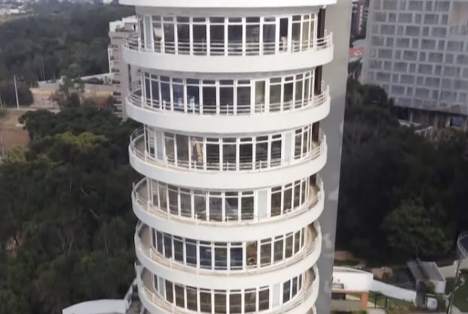 Mais de 20 anos após inauguração em Curitiba, 1º edifício giratório do mundo está abandonado