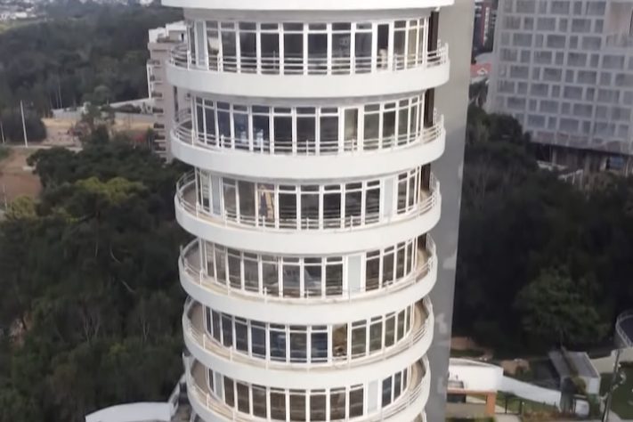 Primeiro prédio giratório do mundo construído em Curitiba está abandonado após 20 anos - Reprodução/SBT