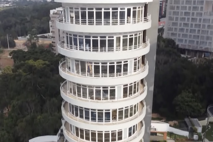 Mais de 20 anos após inauguração em Curitiba, 1º edifício giratório do mundo está abandonado
