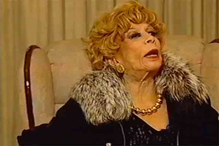 Depois de uma passagem pela TV Rio, Dercy foi justamente para a Globo, onde apresentou o bem-sucedido programa de auditório “Dercy de Verdade”, entre 1966 e 1969. A atração chegou a ser suspensa por 15 dias pela censura após o AI-5, instituído pela Ditadura Militar de então.
