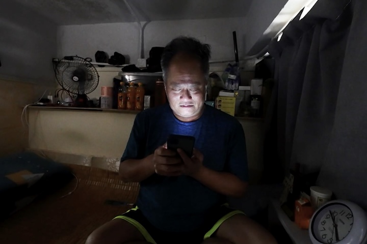 Para alguns moradores, como Mr. Tang, o sonho é ter o mínimo de conforto e privacidade.