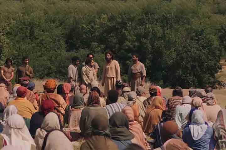 Ambientada na Judeia e na Galileia do século I, a narrativa adota um viés distinto ao apresentar Jesus a partir do olhar das pessoas que estiveram ao seu redor, como discípulos, seguidores e personagens das parábolas. 
