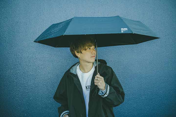 A invenção de guarda-chuvas mais leves e duráveis, como os feitos com nervuras de aço, impulsionou ainda mais sua popularidade. 