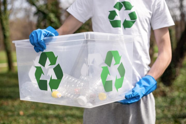 Muitas pessoas separam corretamente o lixo reciclável em casa, mas grande parte desses materiais ainda acaba sendo levada para aterros sanitários.Isso ocorre porque a reciclagem não depende apenas do tipo de material. -  (crédito: Freepik/frimufilms)