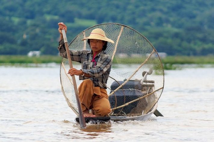 Homem navega em rio em Myanmar - Wikimedia Commons/Jakub Hałun