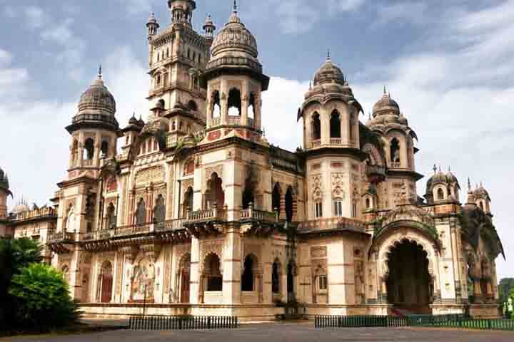 O estilo arquitetônico segue o movimento Renascimento Indo-Sarraceno, misturando elementos góticos, mouriscos e indianos.