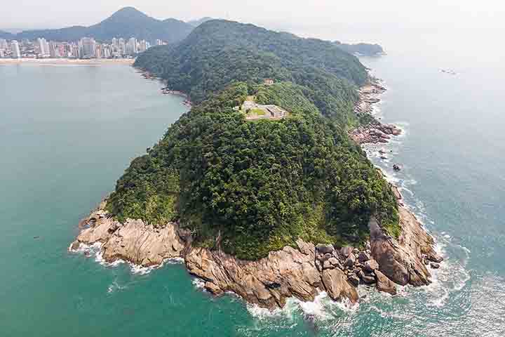 Durante o bom momento da temporada, a cidade recebe cerca de 2 milhões de turistas. No período, o emprego local cresce 30% e a arrecadação municipal sobe 50%, o que impulsiona novos investimentos em infraestrutura.
