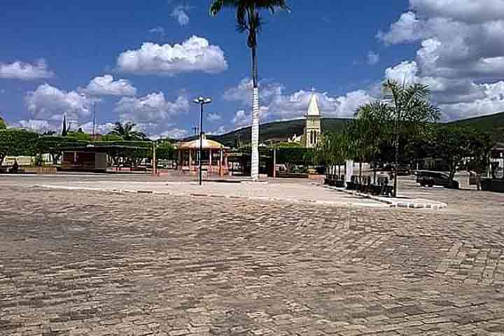 Os primeiros a ocuparem o território foram Pedro da Costa Avelar e Vicente Ferreira de Sousa, os dois genros de Francisco de Sousa Feio, antigo proprietário das sesmarias de São Paulo e Poço Facão onde residiam.