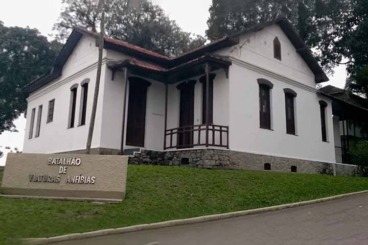 O Centro de Memória da Imigração da Ilha das Flores é um grupo de pesquisa vinculado ao Departamento de Ciências Humanas da Faculdade de Formação de Professores da UERJ, que tem como objetivo refletir sobre a história da Hospedaria de Imigrantes da Ilha das Flores.