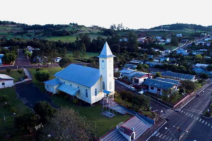 <p>São Miguel da Boa Vista (Santa Catarina)<br />
No oeste catarinense, integra a microrregião de Chapecó e mantém viva a devoção ao padroeiro. Com 68 km² e cerca de 2 mil habitantes, tem forte presença da agricultura familiar e festas tradicionais.</p>
