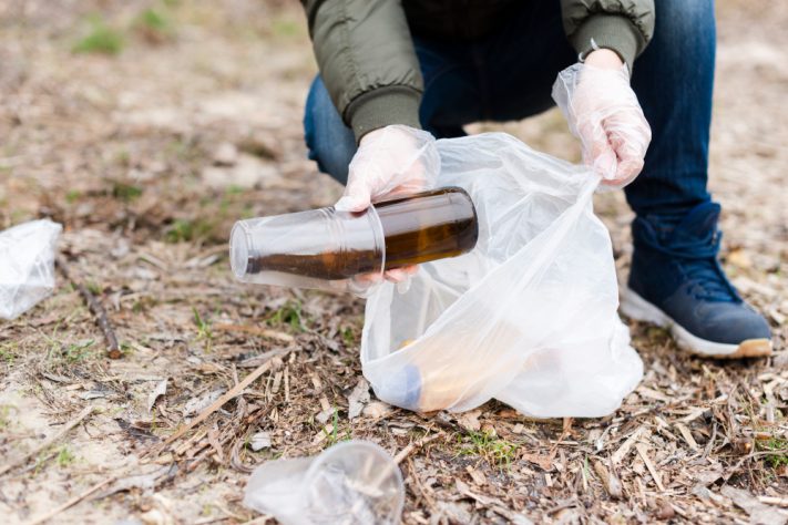 Catador/garrafa de vidro/reciclagem – Freepik