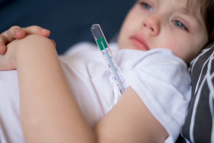 Criança doente, com febre – Reprodução/Freepik