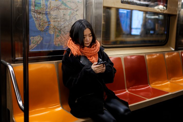 Mulher usando celular no Japão – Freepik