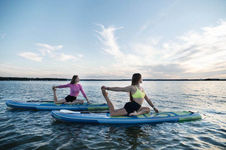 Há ainda o SUP yoga, modalidade que vem crescendo nos últimos anos e mistura as posturas da ioga com a instabilidade da prancha.