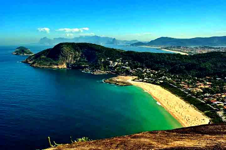 A Praia de Itacoatiara é um paraíso natural famoso por seu mar azul, areias claras, ondas fortes para surfistas e paisagens cercadas por montanhas. Além dela, existem outras praias que chamam a atenção como Camboinhas, Itaipu, Piratininga e Sossego.