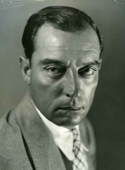 No cinema, Buster Keaton construiu uma persona única. Conhecido como “O Homem que Nunca Ri”, ele se destacava por seu semblante impassível, mesmo nos momentos mais absurdos de suas tramas. 
