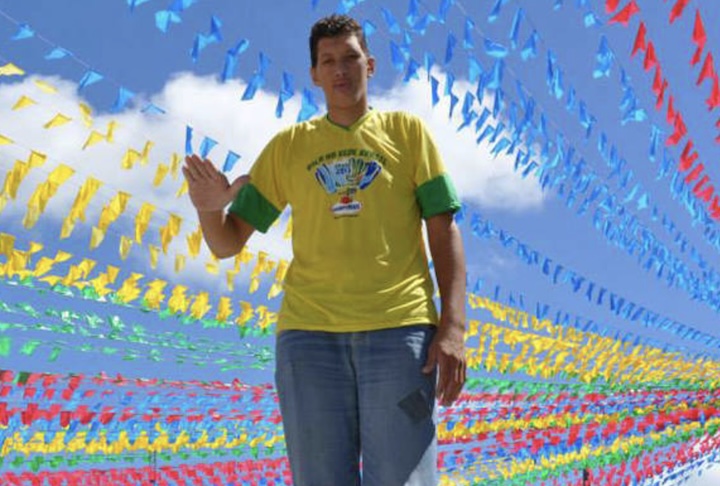 Natural de AssunÃ§Ã£o, na ParaÃ­ba, NinÃ£o descobriu o gigantismo aos 14 anos, quando jÃ¡ media 1,95 metro.