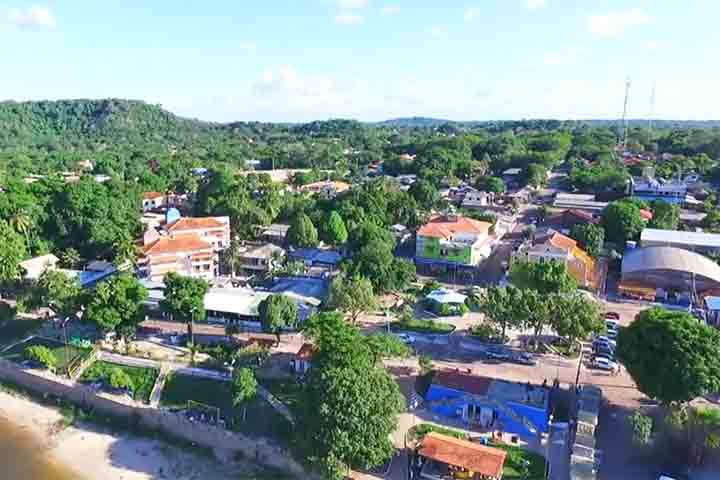 Já no período chamado “inverno amazônico” - entre fevereiro e julho -, as águas sobem e grande parte das praias desaparece sob o espelho d’água. 
