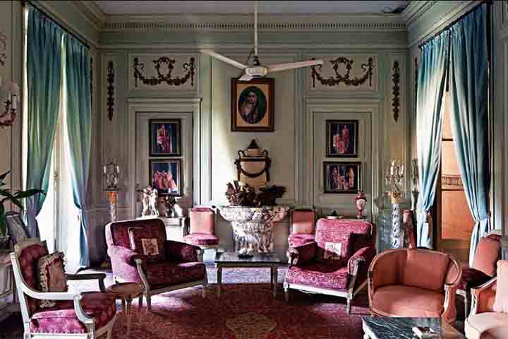 Além de residência, o local funciona como um centro cultural e turístico, abrigando obras de arte e coleções históricas. 