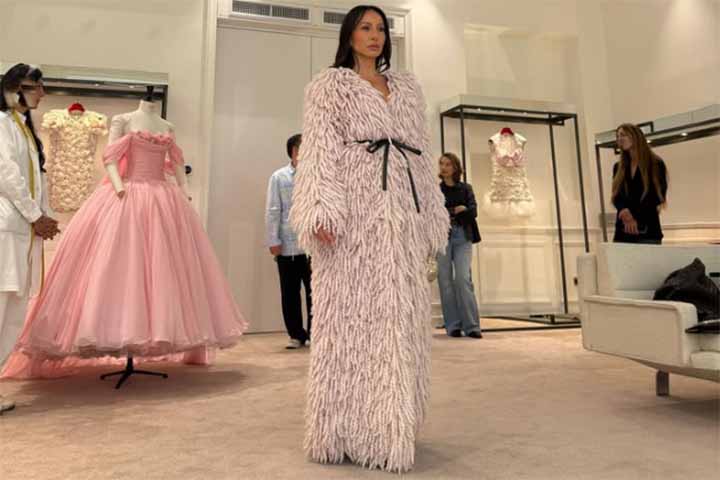 Sua carreira na televisão começou no ano 2000, ao ser selecionada para integrar o elenco de dançarinas do programa Domingão do Faustão, na TV Globo, onde permaneceu por cerca de um ano. 
