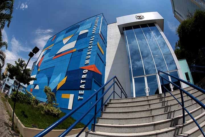 O Teatro George Savalla teve sua origem como uma homenagem ao icônico palhaço Carequinha, que viveu por mais de 50 anos na cidade e se tornou um ícone da cultura brasileira, especialmente a infantil.