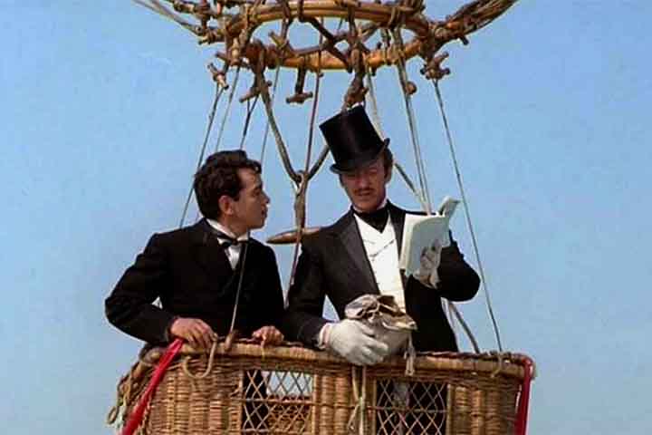 Em 1956, surgiu a consagração internacional com “A Volta ao Mundo em 80 Dias”  - “Around the World in 80 Days”. Nesse filme, Cantinflas interpretou Passepartout, em uma produção hollywoodiana de grande porte. Pela performance, ele recebeu o Globo de Ouro de Melhor Ator de Comédia ou Musical. 

