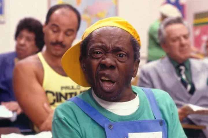 Entre 1990 e 1993, ele fez parte do elenco do humorístico Escolinha do Professor Raimundo, comandado por Chico Anysio, interpretando o personagem Seu Eustáquio e seu bordão “