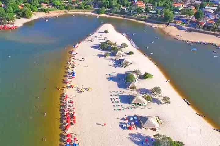 Popularmente apelidado de “Caribe amazônico”, Alter do Chão atrai turistas por oferecer praias de água doce - algo pouco comum no Brasil - em um cenário singular.
