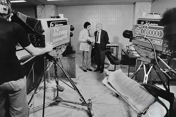 A estreia na televisão ocorreu em 1965, na novela “Turbilhão”, exibida pela TV Record. Na década de 1970, passou a colaborar com nomes consagrados da dramaturgia nacional, como Antônio Abujamra, Bráulio Pedroso e Antônio Pedro. 
