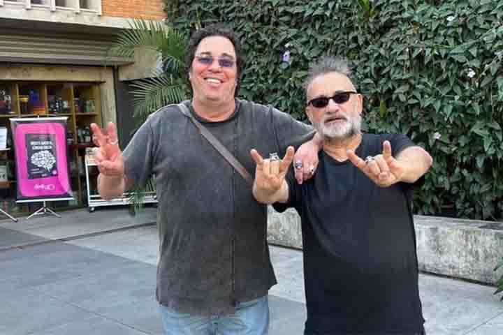 Outro aspecto marcante de sua postura é se posicionar como crítico independente. “Não vou cobrar nada. Você manda o material pra mim. Se eu gostar, talvez eu fale ou talvez escreva. Se eu não gostar, talvez eu fale ou talvez eu escreva. Mas não vou cobrar nada”, afirmou em entrevista. 
