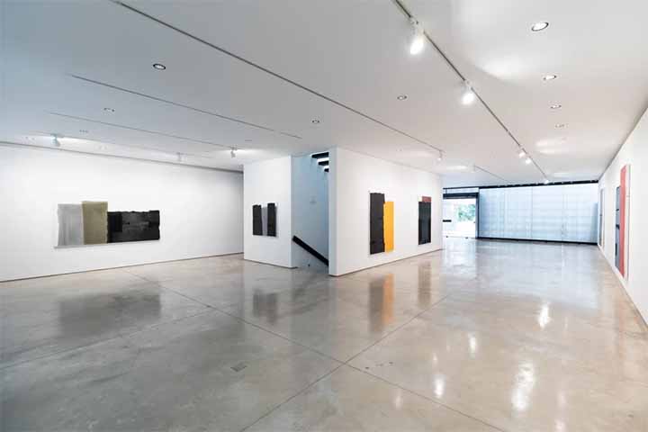 A exposiÃ§Ã£o se organiza em trÃªs eixos complementares: o pedagÃ³gico, voltado Ã  apresentaÃ§Ã£o dos fundamentos teÃ³ricos da psicologia de Jung; o sensorial, que estimula experiÃªncias imersivas e emocionais; e o provocativo, que convida Ã  introspecÃ§Ã£o e ao enfrentamento de aspectos profundos da prÃ³pria psique. 
