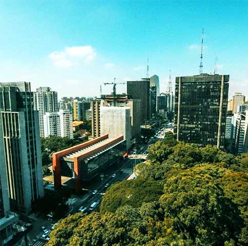 Mais recentemente, o museu recebeu grandes retrospectivas de artistas brasileiros como Candido Portinari, Anita Malfatti e Tarsila do Amaral, reafirmando seu compromisso com a valorização da produção brasileira. 
