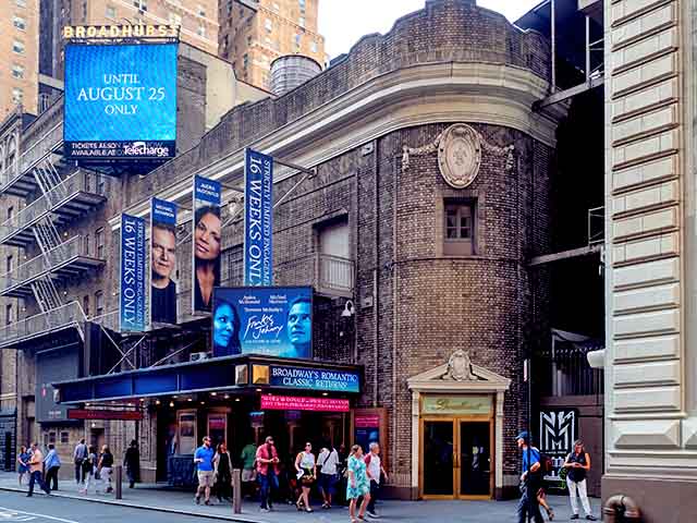 Com a Grande Depressão de 1929, a Broadway sofreu, mas sobreviveu. Muitos teatros fecharam temporariamente, e a plateia diminuiu. 
