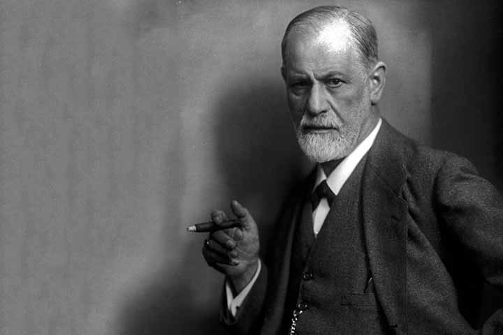 A psicanálise surgiu no final do século 19 pelas mãos do médico neurologista austríaco Sigmund Freud, que revolucionou o entendimento da mente humana ao propor que grande parte de nossos comportamentos, desejos e conflitos nasce no inconsciente. 

