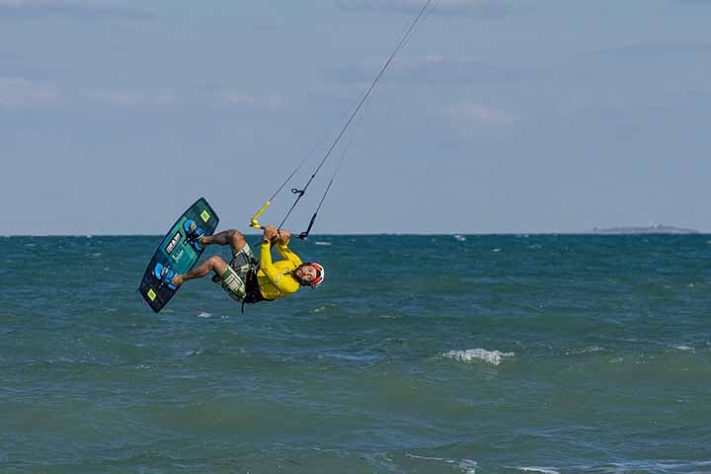 Kitesurf, kiteboarding, originalmente flysurfing,, esporte aquático - Imagem de Christo Anestev por Pixabay