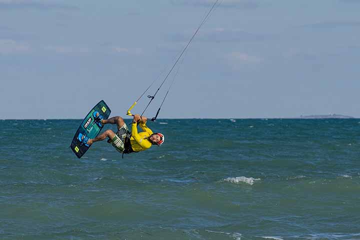 É fundamental também aprender com instrutores certificados, já que o controle do kite requer técnica e noção de ventos e correntes.