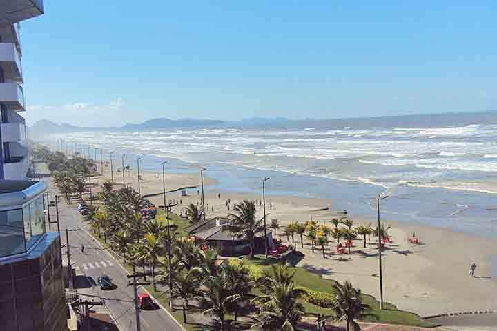 A Praia da Caiçara é conhecida por sua orla movimentada, ciclovia, feira de artesanato e mar calmo em certas condições. É um bairro com mais estrutura comercial em comparação com outras praias da região.
