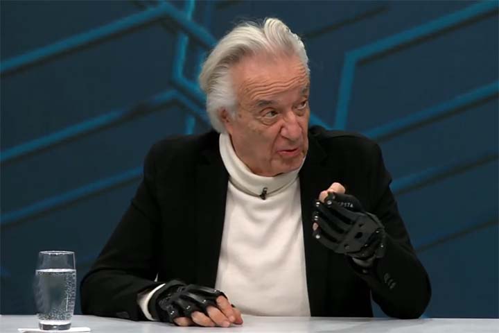 Durante a cerimônia, o maestro reafirmou que não pretende se afastar dos palcos. “Tenho 85 anos e, ao receber o Prêmio José Manuel Martínez Martínez, sinto-me profundamente motivado a iniciar uma nova etapa da minha vida, desta vez como educador musical, e assim tentar deixar um legado através da música”, declarou. 
