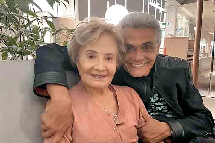 Dessa união nasceu o também ator Tarcísio Filho, único filho do casal. Glória tem outros dois filhos, João Paulo e Maria Amélia, de um casamento anterior, arranjado pela família quando ela tinha dezoito anos, com um primo. 