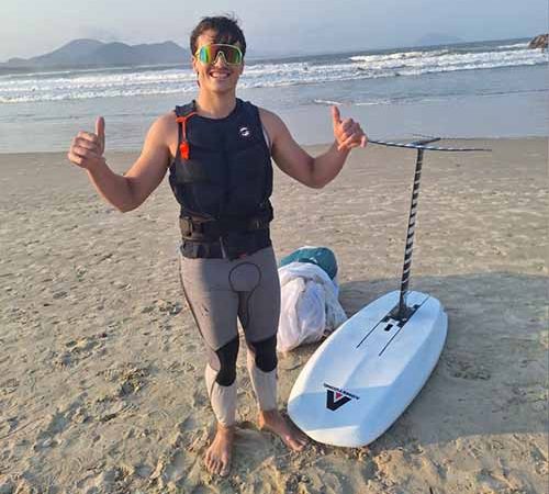 Norte-americano é resgatado após levar susto enquanto praticava kitesurf em Florianópolis