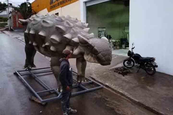 Além de embelezar os espaços públicos, as réplicas são contextualizadas com informações sobre cada dinossauro, seu período histórico e contexto ambiental, criando uma 