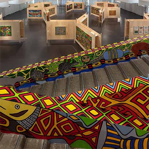 Além da coleção permanente, o museu desenvolve um ambicioso programa de exposições temáticas, cursos, seminários, oficinas e iniciativas educativas.
