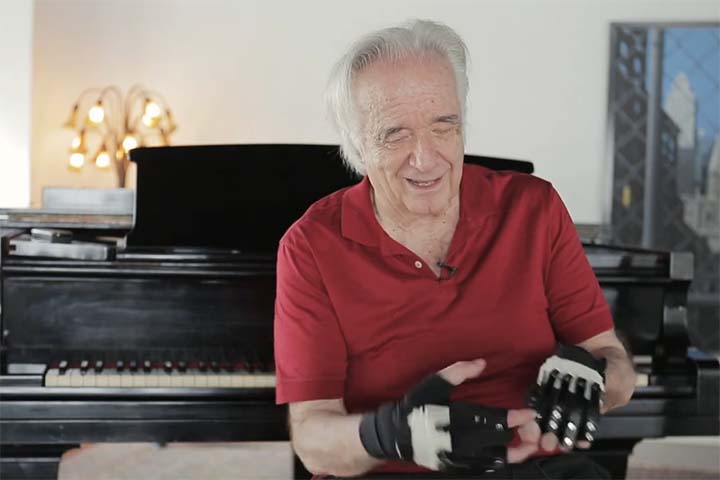 Em 2020, um novo capítulo de superação: graças a uma luva biônica desenvolvida pelo designer Ubiratan Costa, o maestro voltou a tocar com as duas mãos durante as comemorações do aniversário de São Paulo. A cena simbolizou, mais uma vez, a marca de sua vida - a música como força maior diante de todas as limitações.
