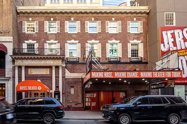 Musicais como Hair, com seu espÃ­rito hippie e contestador, Cabaret, com sua crÃ­tica ao totalitarismo, e Jesus Cristo Superstar, com temÃ¡tica religiosa e rock progressivo, redefiniram os limites do teatro.
