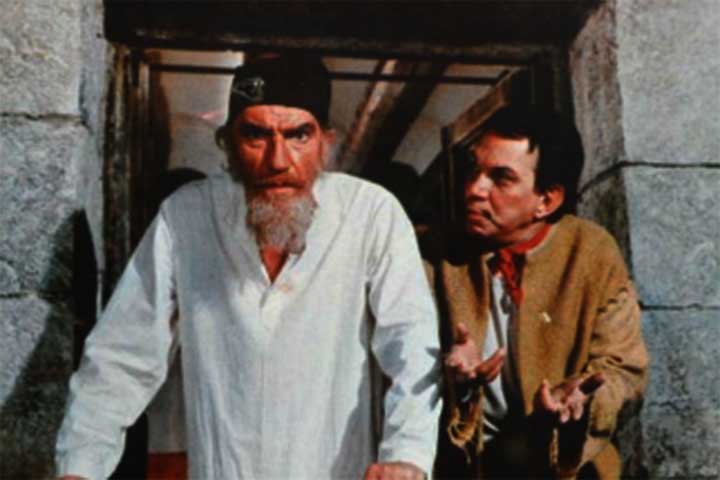 Mesmo com sucesso fora do México, Cantinflas permaneceu fiel à sua base. Produziu e atuou muito no cinema nacional, manteve contato com o povo, participou de causas sociais e  foi símbolo de simplicidade. Seu compromisso com a cultura popular mexicana foi parte fundamental de sua identidade artística.

