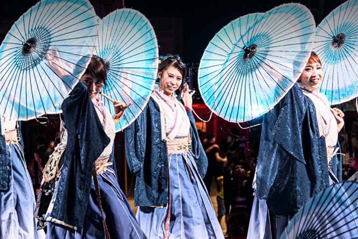 Em Okinoshima, durante o Obon, de 13 a 16 de agosto, estruturas de guarda-chuvas são decoradas para abrigar os espíritos dos recém-falecidos. A cada dois anos, eles são reconduzidos à vida através de uma dança processional.
