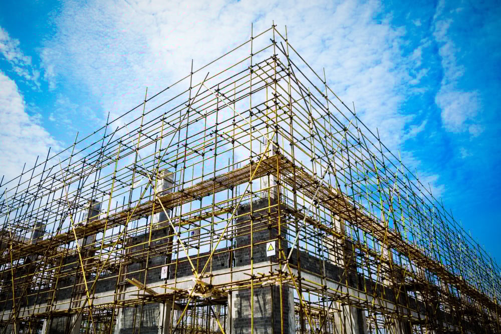 Isso elimina etapas manuais tradicionais, como a montagem de formas e armações, permitindo a construção integral em um único fluxo.