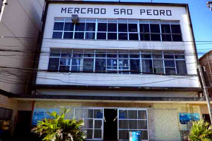 O Mercado São Pedro é tradicional para a compra de peixes e frutos do mar frescos, com restaurantes no andar superior. Localizado no bairro da Ponta d'Areia e vizinho do Centro de Niterói e do Caminho Niemeyer, fica a cinco minutos de carro da Ponte Rio-Niterói.