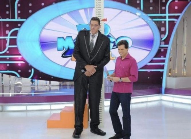 Joelison Fernandes da Silva, conhecido como Ninão, tem 2,37 metros. 