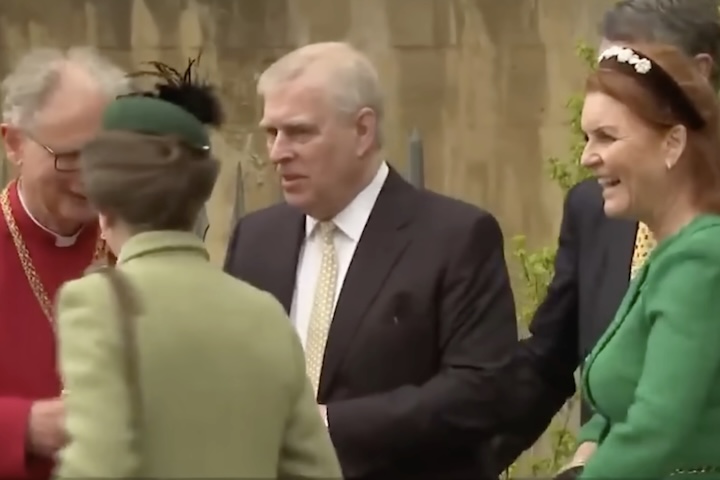 “Suas Majestades deixam claro que seus pensamentos e mais profundas condolências estiveram e continuarão com as vítimas e sobreviventes de todas as formas de abuso”, reforçou o Palácio de Buckingham.